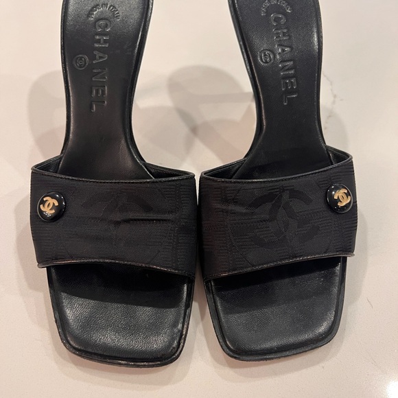 CHANEL Black Heels with Gold Accent - Picture 4 of 7